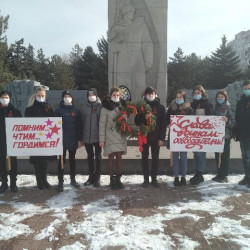 В мкр. Донской состоялось возложение цветов к памятнику-стеле к 50-летию Победы в Великой Отечественной войне 