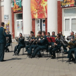 На площади возле Дома культуры мкр. Октябрьский прошел концерт военного оркестра