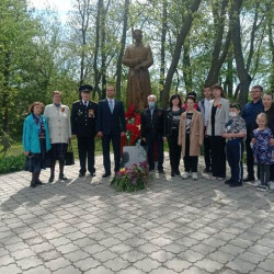 Состоялось возложение цветов к Памятнику воинам Красной Армии, павшим при освобождении Новочеркасска в пер. Рощинском