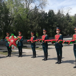 В Новочеркасске прошло торжественное возложение гирлянды Славы, венков и цветов к мемориалу «Братская могила» на Старом городском кладбище