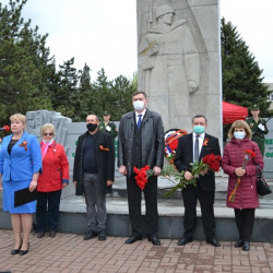 В микрорайоне Донской прошло возложение цветов к Памятнику–стеле к 50-летию Победы в Великой Отечественной войне