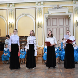 В Большом зале Центральной городской библиотеки им. А.С. Пушкина прошел отчетный концерт хоровых коллективов Детской музыкальной школы им. П.И. Чайковского