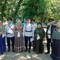 В День России в сквере им. М.И. Платова состоялось выступление фольклорных коллективов Городского Дома Культуры