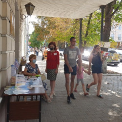 Перед Центральной городской библиотекой им. А. С. Пушкина прошла  акция «Правовые знания – потребителю»