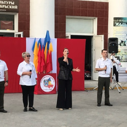 На площади перед Домом культуры мкр. Октябрьский прошел праздничный в честь Дня образования Ростовской области 