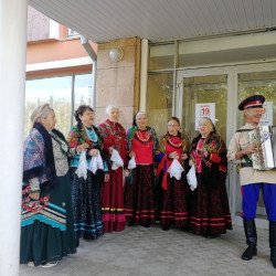 В дни голосования на избирательном участке № 1371 в клубе 19 военного городка прошли выступления фольклорных коллективов Городского Дома Культуры