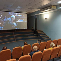 В виртуальном  концертном  зале   ДМШ  им.П.И.Чайковского состоялась  трансляция   концерта, посвященного М. Таривердиеву