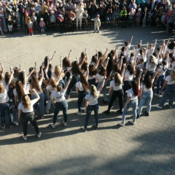 29 апреля праздничным танцевальным флешмобом коллектив Дома культуры мкр. Октябрьский отметил Международный день танца.