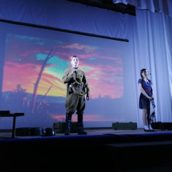 Литературно-музыкальная программа «Живи и помни» прошла 6 мая на сцене МБУК "ДК мкр. Октябрьский".