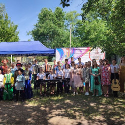 Начало  летних каникул ученики Детской  музыкальной школы им.П.И.Чайковского отметили праздничным концертом в  городском летнем лагере в Эколого-биологическом центре. 