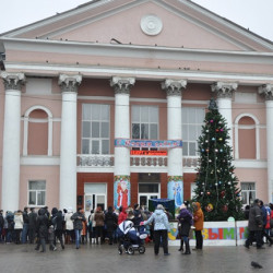 Состоялось открытие новогодней елки в мкр. Октябрьский