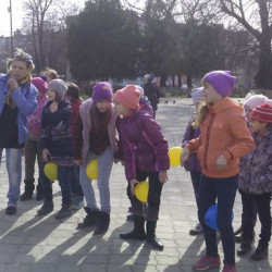 На площади перед Домом культуры мкр. Октябрьский состоялась детская игровая программа