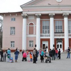 В день космонавтики на площади перед Домом культуры мкр. Октябрьский прошла познавательно-игровая программа для самых маленьких жителей микрорайона «Купол небес полон тайн и чудес»