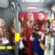 Ансамбль казачьей песни «Разродимая сторонка» радовал горожан своим творчеством в общественном транспорте